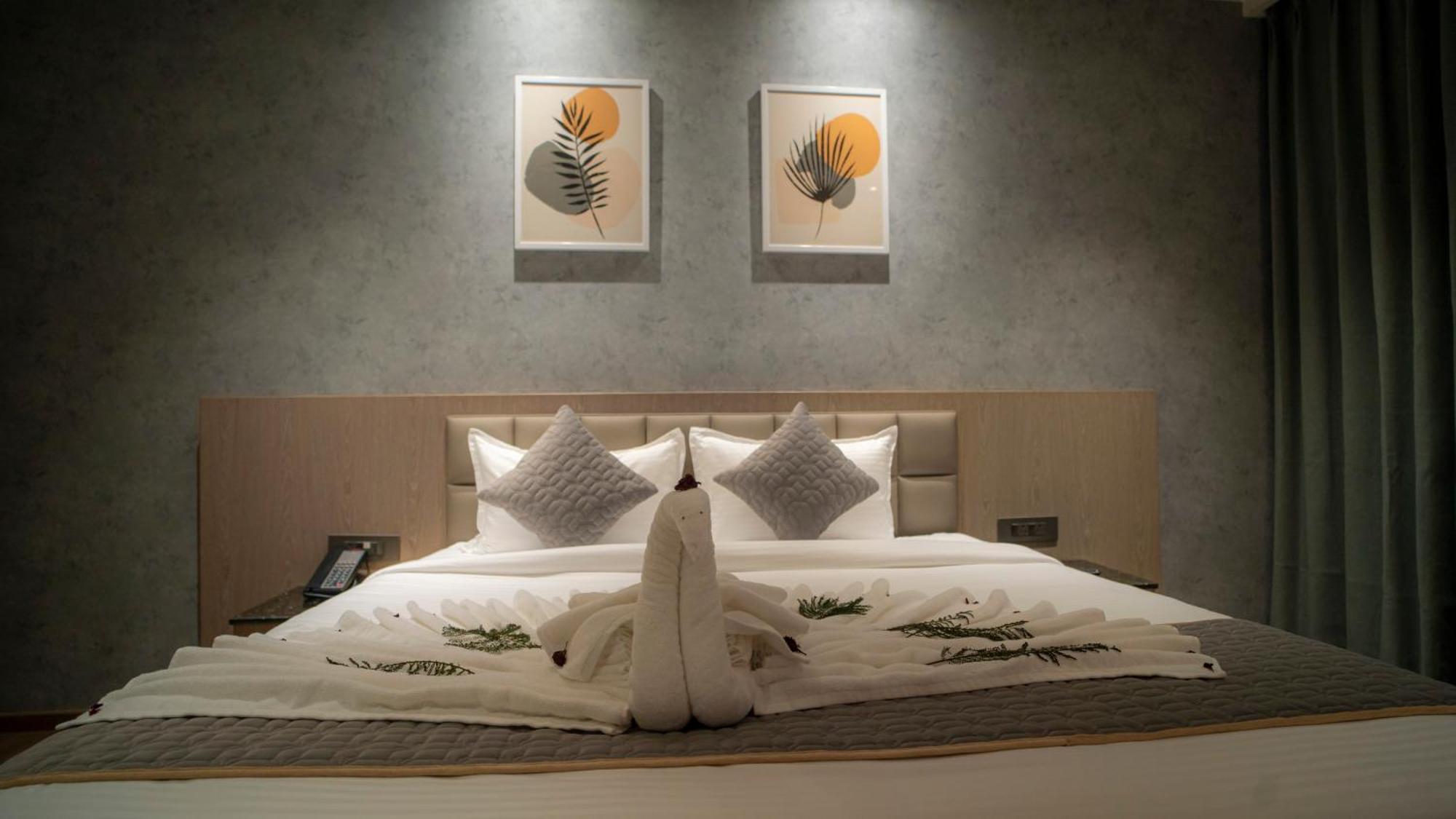 Hotel Tulips Grand Hyderabad Eksteriør bilde