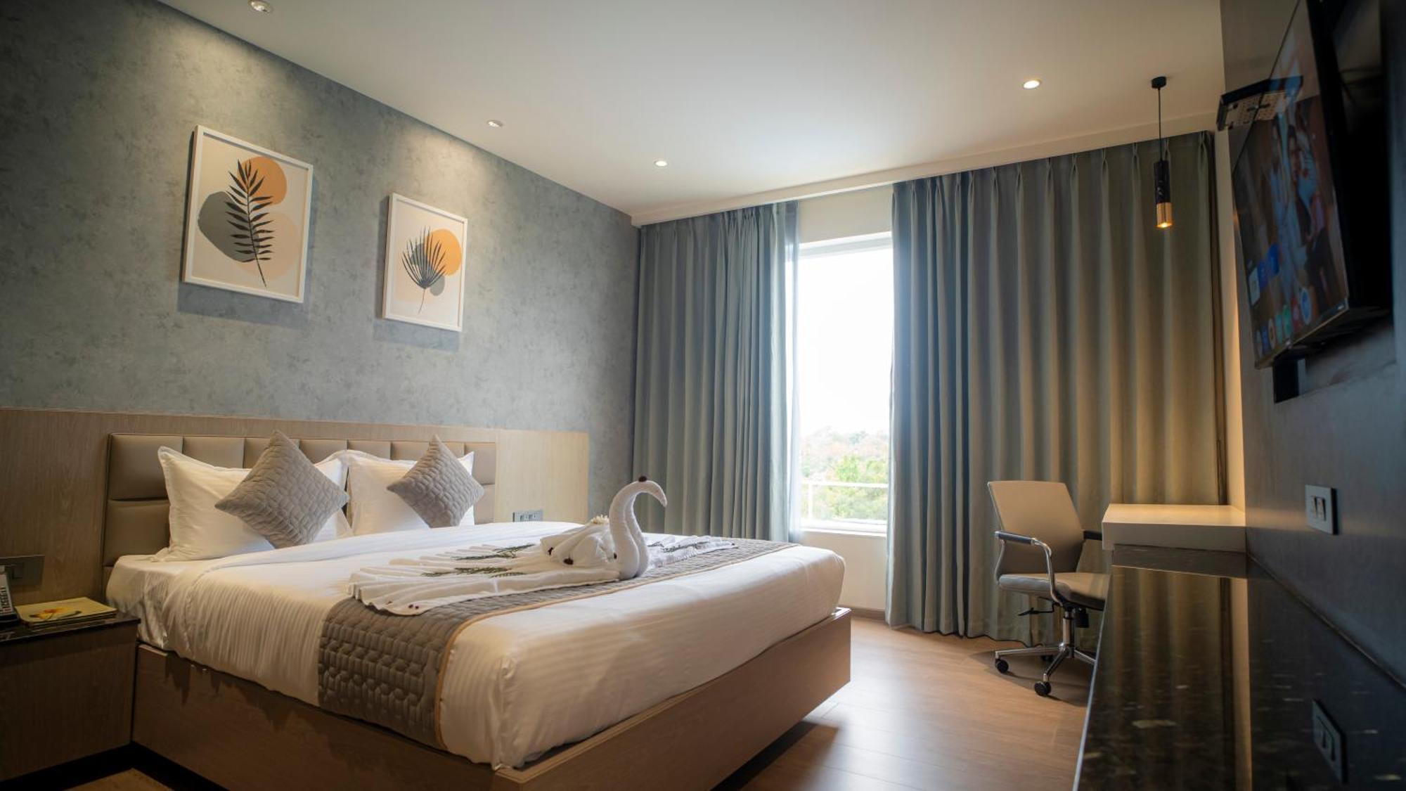 Hotel Tulips Grand Hyderabad Eksteriør bilde