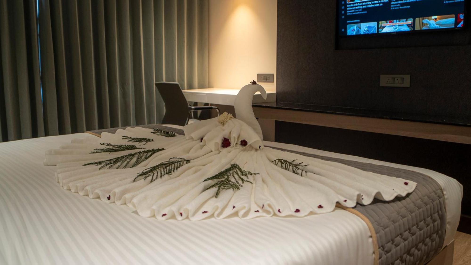 Hotel Tulips Grand Hyderabad Eksteriør bilde