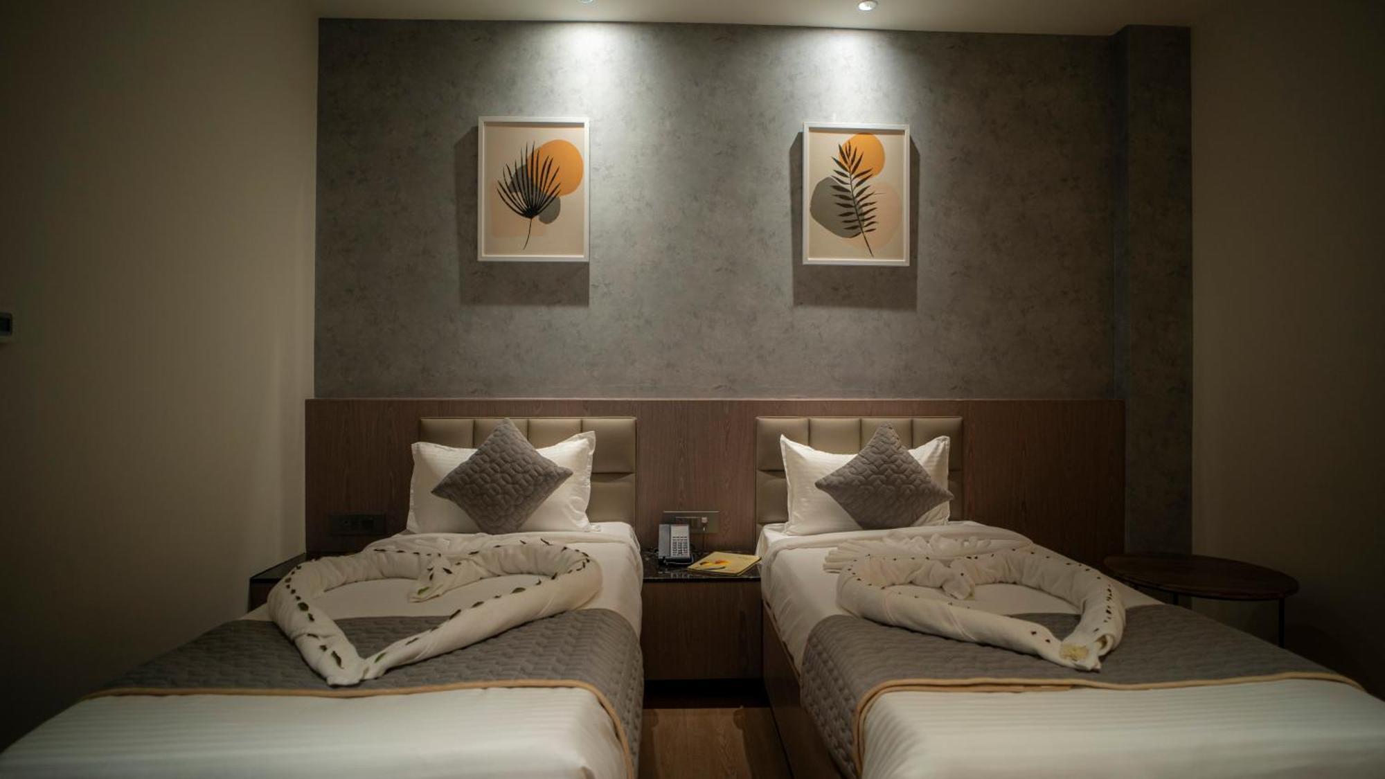 Hotel Tulips Grand Hyderabad Eksteriør bilde