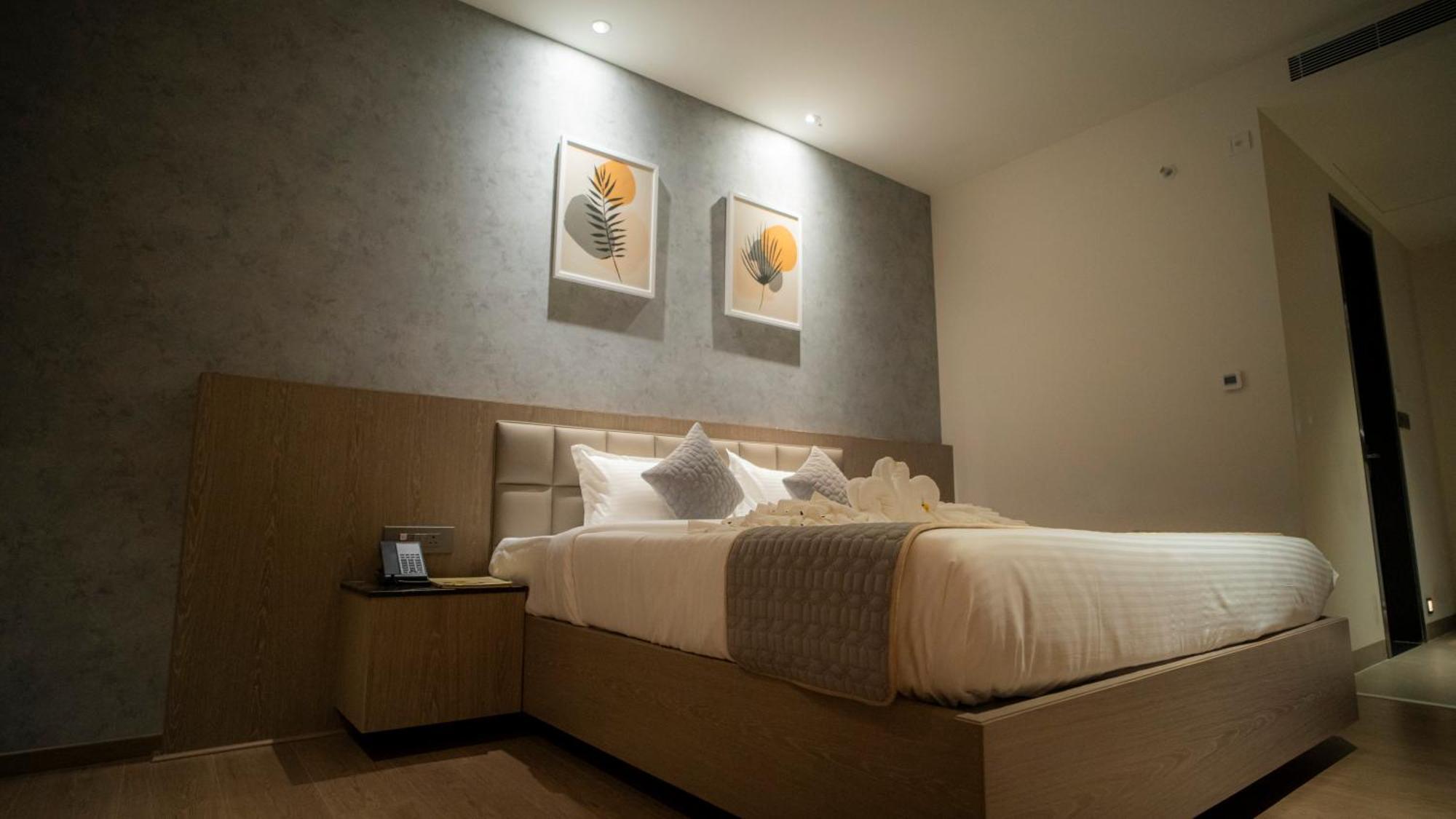 Hotel Tulips Grand Hyderabad Eksteriør bilde