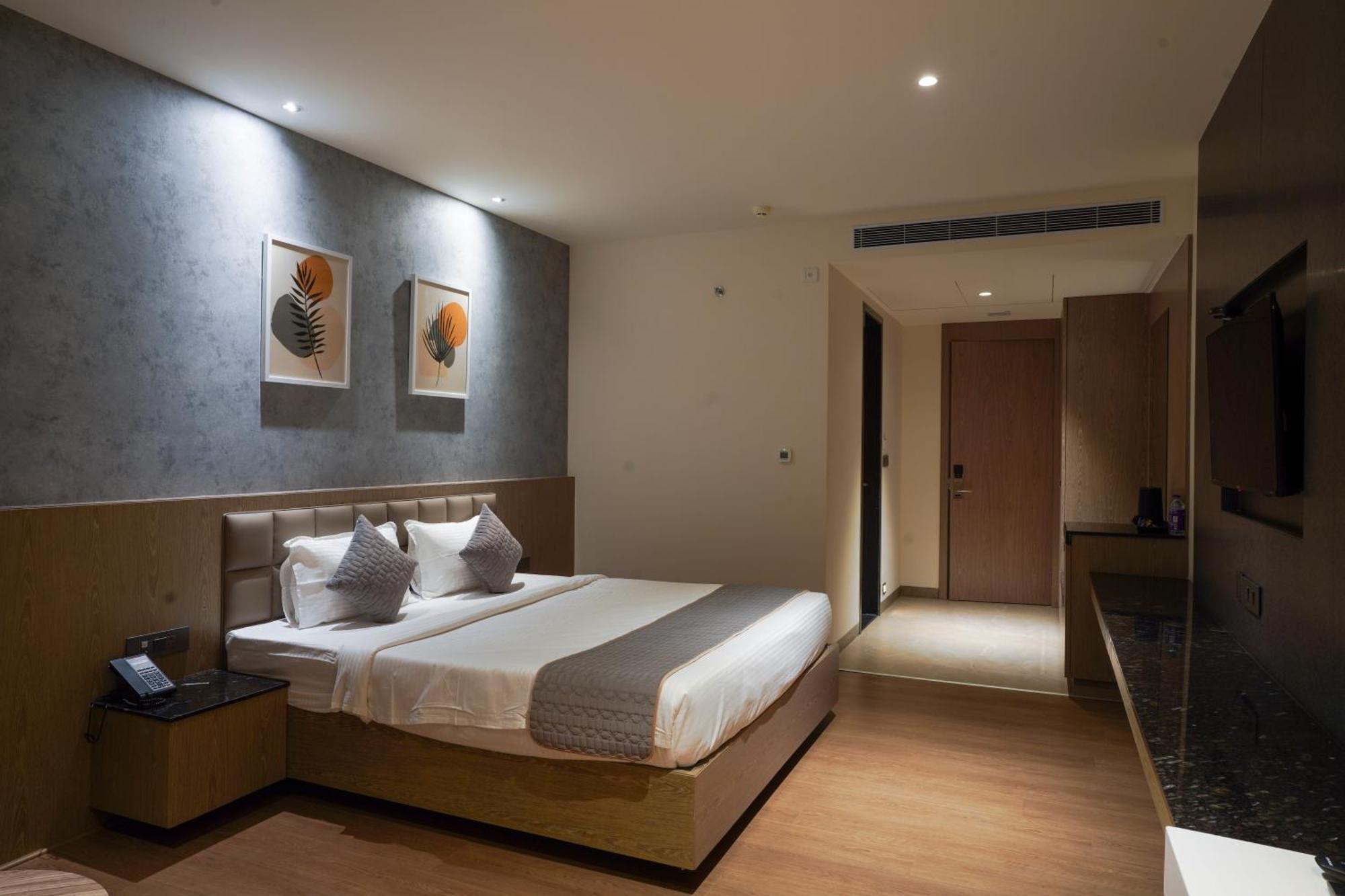 Hotel Tulips Grand Hyderabad Eksteriør bilde