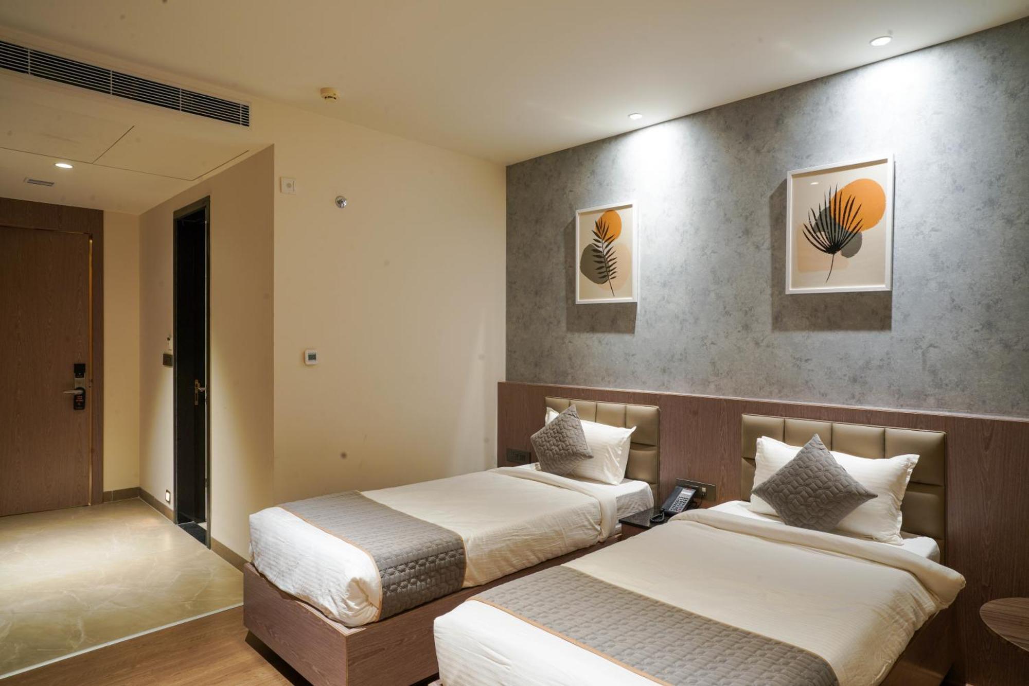 Hotel Tulips Grand Hyderabad Eksteriør bilde