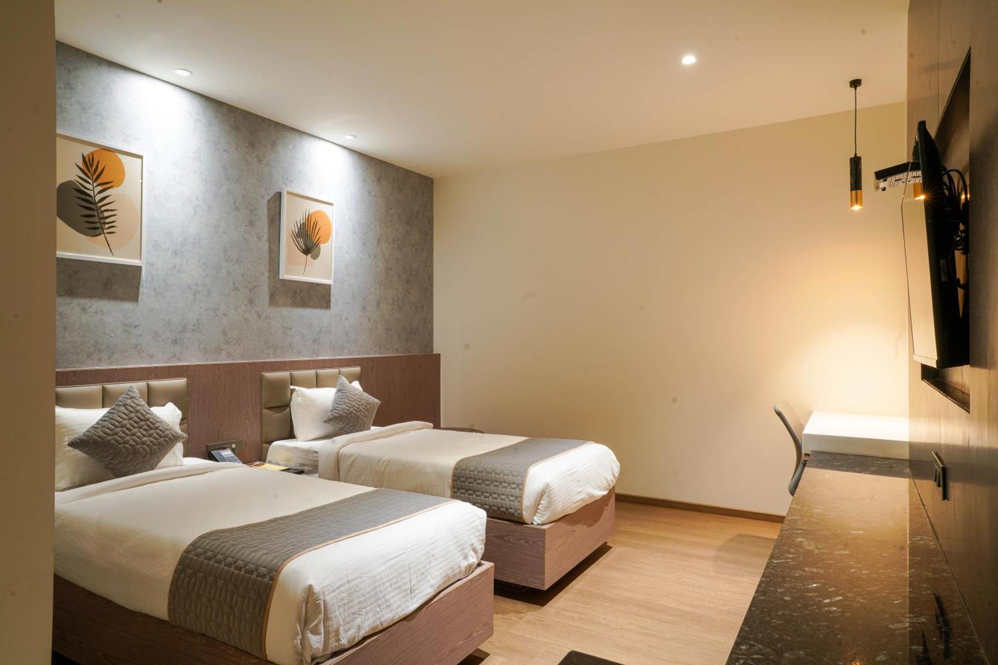 Hotel Tulips Grand Hyderabad Eksteriør bilde